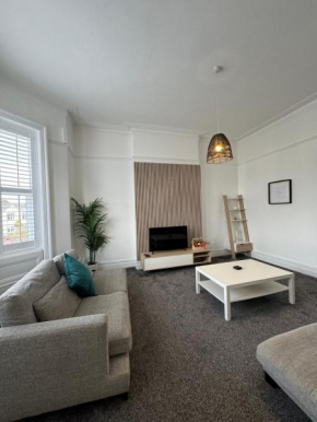 Spacious Victorian Birkdale Apartment with Garden